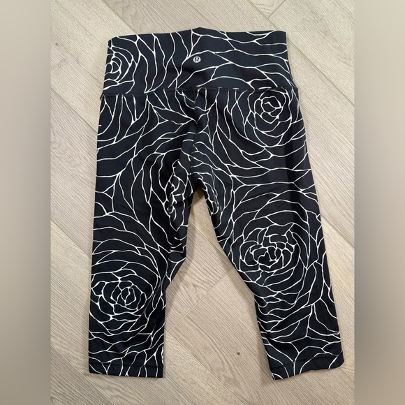 Women’s Lululemon Wunder Under Hi-Rise 1/2 Tight size 8 black and white rose - Picture 2 of 3